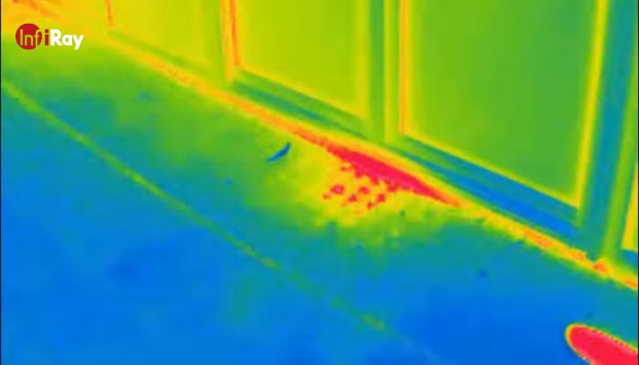 05The_heat_in_the_room_sneaks_through_the_door_and_is_detected_by_the_thermal_imager.jpg